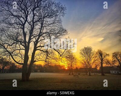 Winter-Sonnenaufgang über Clapham Common in London Stockfoto