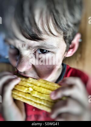 Junge Mais Maiskolben essen Stockfoto