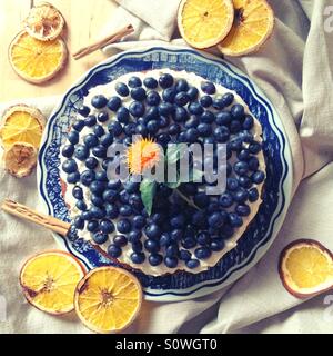 Karotte-Kuchen mit Mascarpone und Heidelbeeren. Stockfoto