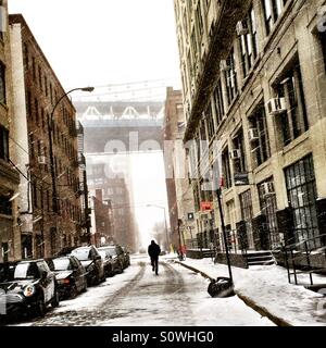 Blick vom Jay Street Brooklyn in Richtung Manhattan Bridge während eines Schneesturms Stockfoto