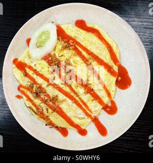 Malaysische Huhn gebratener Reis eingewickelt in Spiegelei Nasi Goreng Pattaya Stockfoto