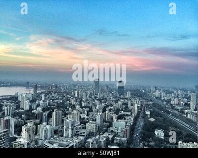 Luftaufnahme des Süd-Mumbai vom bevorstehenden Hochhaus im unteren Parel von Indien Bulls. Stockfoto