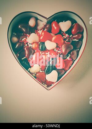 Valentine-Box mit Herz-Bonbons Stockfoto