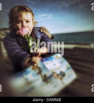 Einjähriges Baby Holding Blume Stockfoto