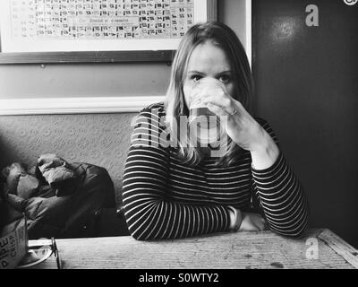 Mädchen trinken ein Bier in einem pub Stockfoto