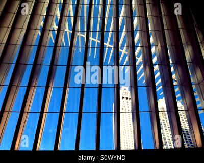 Wolkenkratzer im Finanzdistrikt ersichtlich durch die Glaswände des Oculus am World Trade Center Transportation Hub, NYC Stockfoto