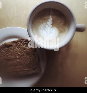 Frühstück, Peanut Butter Sandwich und Latte. Stockfoto