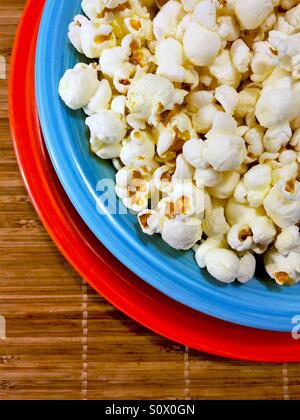 Popcorn-Nahaufnahme in blauen und roten Schüssel, Draufsicht Stockfoto