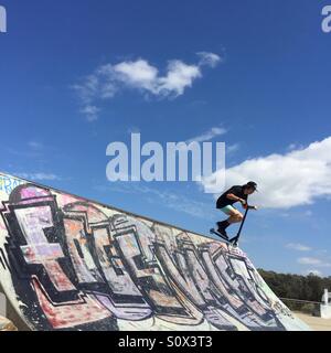 Teenager fahren Roller Skate Park Stockfoto