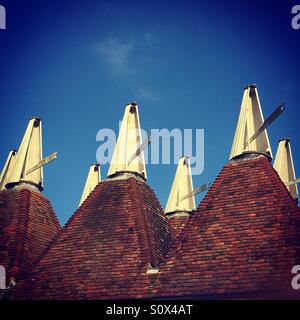 Englische Daleks? Traditionelle Oast House Dächer in Kent, South East England Stockfoto