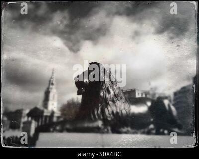 Löwe am Fuße des Nelson Säule, London, England Stockfoto