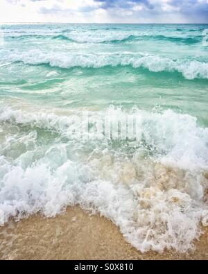 Wellen brechen sich am Strand in Playa del Carmen Mexiko Stockfoto