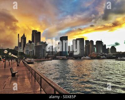 Spektakulären Sonnenuntergang über der Skyline von Sydney Stockfoto