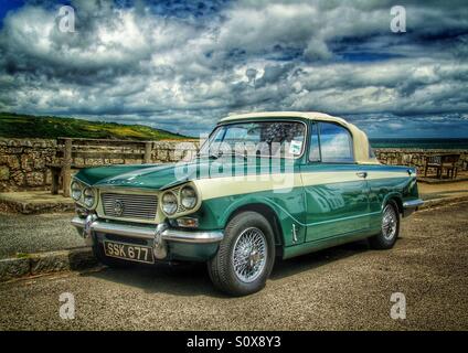 Eine klassische Triumph Cabrio am Meer. Stockfoto