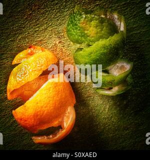 Bunte Zitrone und Limette schälen. Stockfoto