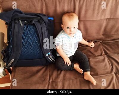 Niedlichen kleinen Jungen sitzen auf der couch Stockfoto