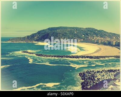Blick auf Zurriola Strand in San Sebastian, Spanien Stockfoto