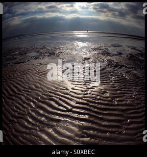 Reflektion der Sonne auf Sand Wellen, Crosby Strand, Liverpool, UK. Stockfoto