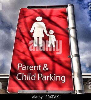 Eltern und Kind Parkplatz Schild Stockfoto