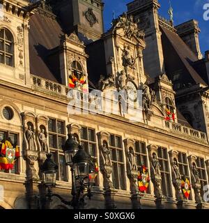 Paris Rathaus mit belgischen Flaggen geschmückt Stockfoto