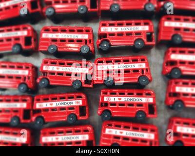 Rote Busse verkauft als Andenken in Camden Town, London, UK Stockfoto