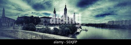 Panorama der Basilika unserer lieben Frau von der Säule von der Brücke über den Fluss Ebro in Zaragoza, Spanien Stockfoto