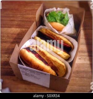 Hot Dogs und Burger von Shake Shack in der grand central Station, New York City, Vereinigte Staaten von Amerika. Stockfoto