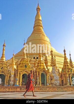 Buddhistischer Mönch in der Shwedagon-Pagode Stockfoto