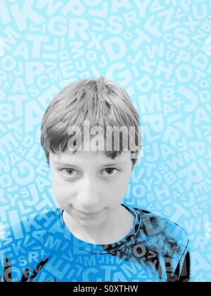 Porträt eines lächelnden jungen umgeben von kunstvoll gesetzten Buchstaben. Stockfoto