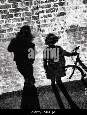 Schatten der Mädchen, Frau und Fahrrad Stockfoto