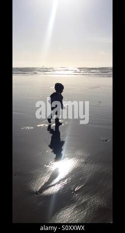 Silhouette des Kleinkind am Strand Stockfoto