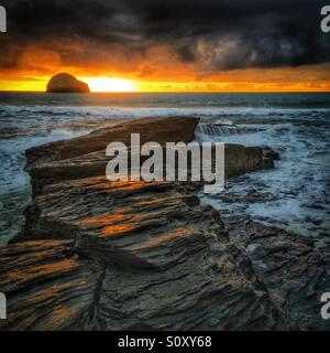 Sonnenuntergang am Trebarwith Strand in Cornwall. Stockfoto