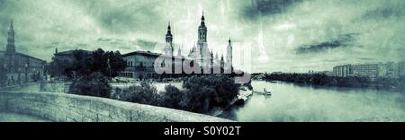 Panorama der Basilika unserer lieben Frau von der Säule von der Brücke über den Fluss Ebro in Zaragoza, Spanien Stockfoto