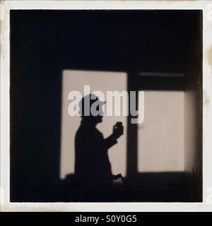 Film Noir Stil Bild zeigt Schatten eines Mannes Stockfoto