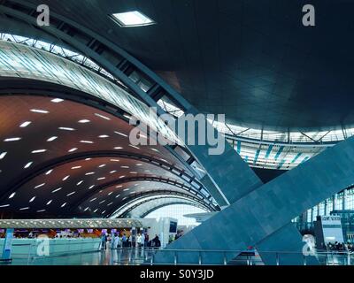 Die auffällige, geschwungene Architektur des internationalen Flughafen Hamad, Doha, Katar soll Meereswellen und Dünen - ein grundlegender Aspekt des reichen kulturellen Erbes der Nation vertreten. Stockfoto