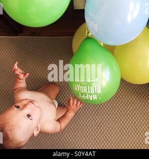 Geburtstagskind mit Geburtstag Ballons spielen Stockfoto