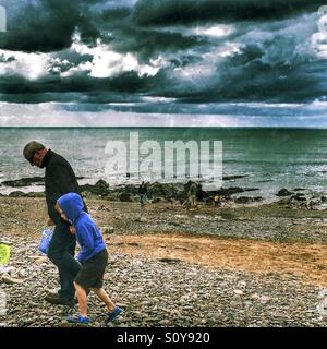 Vater und Sohn am Strand von Northcott Mund, Bude, Cornwall, Süd-West-England, Vereinigtes Königreich, Europa Stockfoto