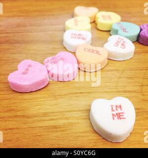 Candy Herzen zum Valentinstag mit einer Vielzahl von Sprüche geschrieben, wie "Cool" und BFF Stockfoto