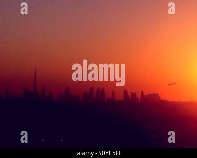 Sheikh Zayed Road, Dubai Skyline, Sonnenuntergang, Flugzeug abheben Stockfoto