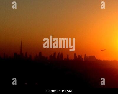 Sheikh Zayed Road, Dubai Skyline, Sonnenuntergang, Flugzeug abheben Stockfoto