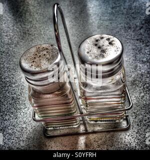 Alte Pfeffer und Salz Töpfe Stockfoto