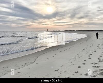 Mann in der Strand zu Fuß in Richtung Leuchtturm, Cape May, New Jersey, USA Stockfoto