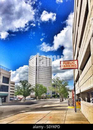 Auf der Suche nach unten Main Street in Wichita, KS in einer Tiefgarage und das Epic Center-Gebäude Stockfoto