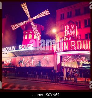 Moulin Rouge in Paris nachts beleuchtet Stockfoto