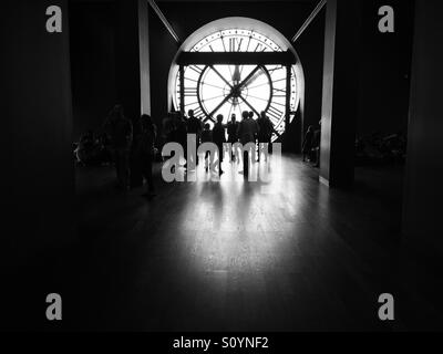 Die berühmte Uhr innerhalb der Musée d Orsay in Paris, Frankreich mit einem Publikum davor. Stockfoto