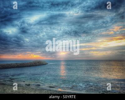 Trübe dramatischen Sonnenuntergang über dem Meer Foto Sal, Kap Verde Stockfoto