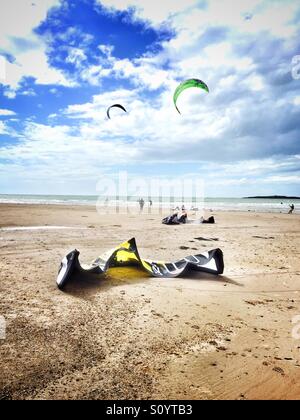 Drachen aufgereiht am Strand von Rhosneigr, Anglesey, Nordwales. Stockfoto