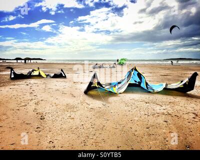 Drachen, aufgereiht auf Rhosneigr Strand, Anglesey, Nord-wales Stockfoto