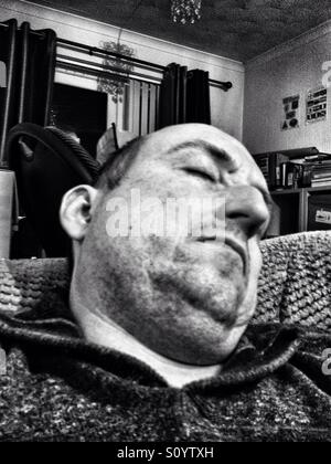 Mann schläft auf dem Sofa. Stockfoto