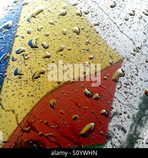 Regenschirm Reflexion mit Regentropfen Stockfoto